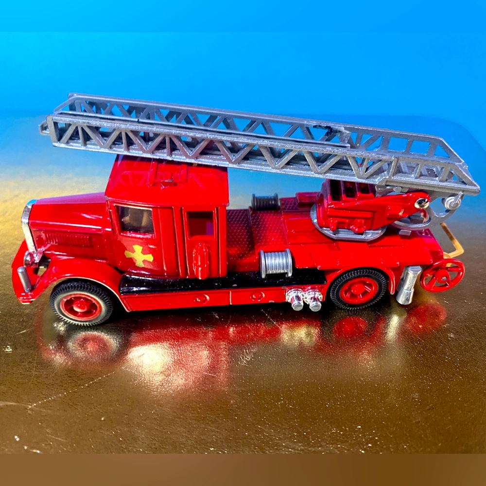 MATCHBOX 2000 FIRE ENGINE LADDER TRUCK 1932 MERCEDES BENZ L5 METAL DIE CAST 5”